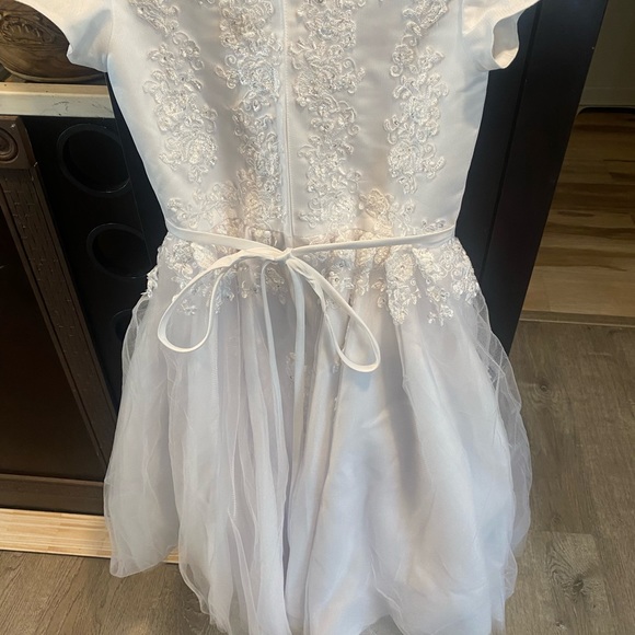 SPARKLE SEQUINS AND FLORAL LACE DESIGN Dress-Veil-Gloves. Dress is flowing - Picture 3 of 16